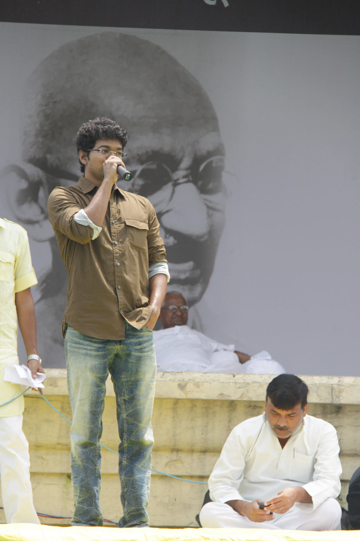 Vijay fast with Anna Hazare at Ramlila Stills | Picture 65674